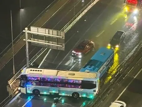 Xe khách xoay ngang sau cú phanh gấp, đường Vành đai 3 ùn tắc trong đêm