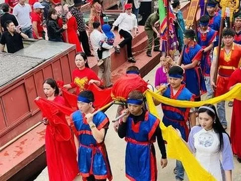 Linh thiêng lễ rước nước - mở màn cho lễ Hội đền Vua Mai