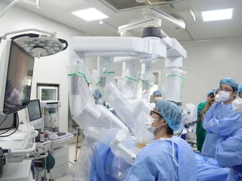 Phẫu thuật bằng robot hiện đại cho 4 bệnh nhân ung thư 