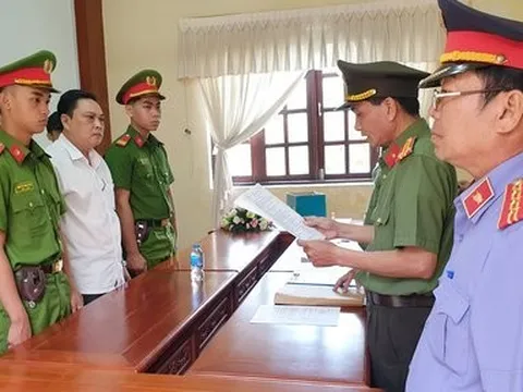 Khởi tố, bắt tạm giam giám đốc văn phòng đăng ký đất đai ở Hậu Giang
