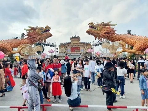 Xử lý cặp linh vật rồng hút khách ở Huế như thế nào sau Tết?