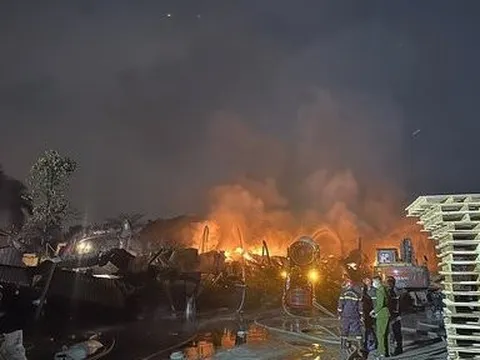 Kho nhựa ở Hải Phòng bốc cháy dữ dội trong đêm