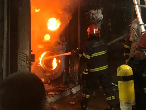 Dập tắt đám cháy trong đêm, cứu 3 người ở Hà Nội