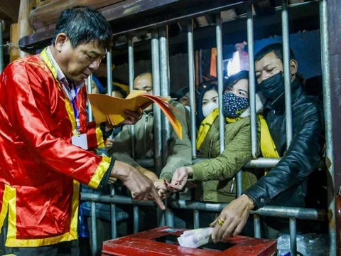 Người dân đội mưa rét, xếp hàng xuyên đêm xin ấn đền Trần