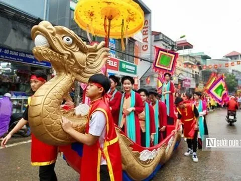 Hà Nội: Hàng nghìn người đội mưa dự lễ hội Chèo tàu Tổng Gối