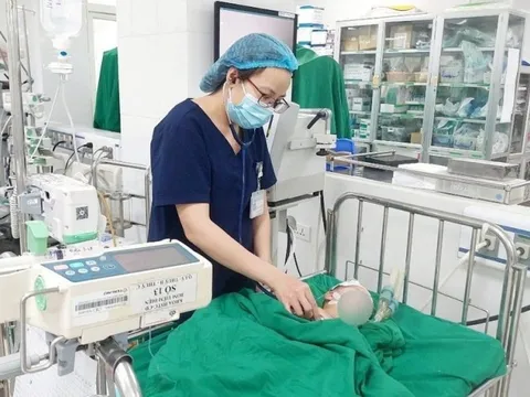 Nghệ An: Cha mẹ cho con uống “thuốc đẹn”, nhiều trẻ ngộ độc chì nặng