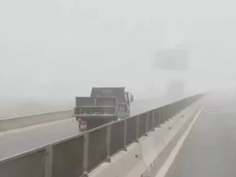 Xử phạt tài xế ô tô tải chạy ngược chiều trên cao tốc Bắc - Nam