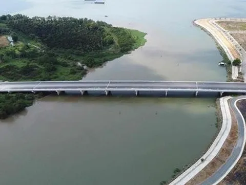 Đồng Nai: Vì sao cây cầu gần 400 tỷ đồng xây xong phải "đắp chiếu"?