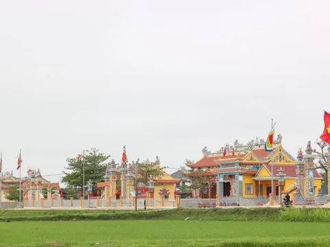 Độc, lạ con đường có tới 23 nhà thờ họ đồ sộ ở Quảng Bình