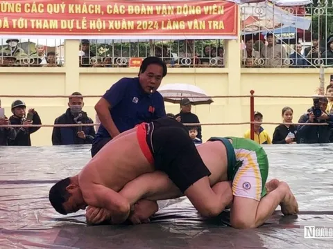 Độc đáo hội vật làng có giải nữ thách đấu nam