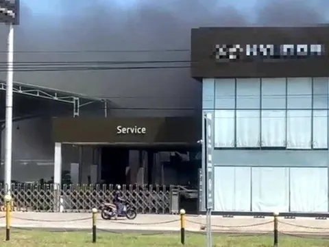 Khói đen bốc lên ngùn ngụt bên trong showroom ôtô tại Bình Thuận