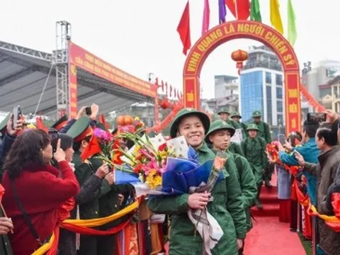 Thanh niên Hà Nội chia tay người thân lên đường nhập ngũ