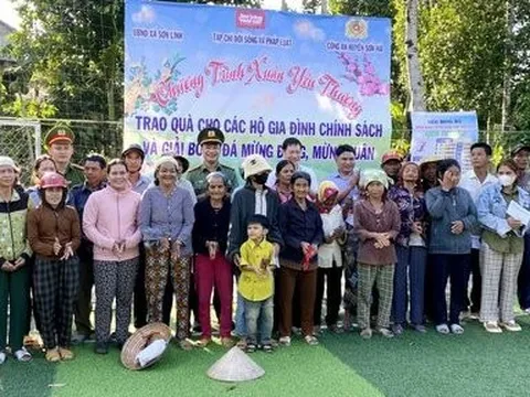 Trao quà cho bà con miền núi ở Quảng Ngãi