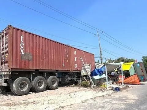 Tây Ninh: Lạc tay lái tài xế xe container ủi vào nhà dân