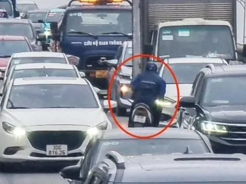 Xe máy leo lên đường Vành đai 2 trên cao, quay đầu chạy ngược chiều khi gặp CSGT