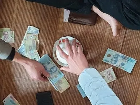 Bắt quả tang nhóm đối tượng “khai xuân” xóc đĩa
