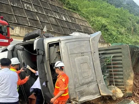 Ô tô tải lật trên cao tốc La Sơn - Túy Loan, một người tử vong