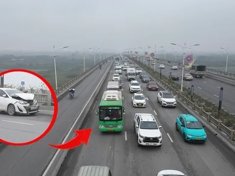 Cầu Vĩnh Tuy ùn tắc từ sáng tới trưa sau tai nạn giữa 2 ô tô