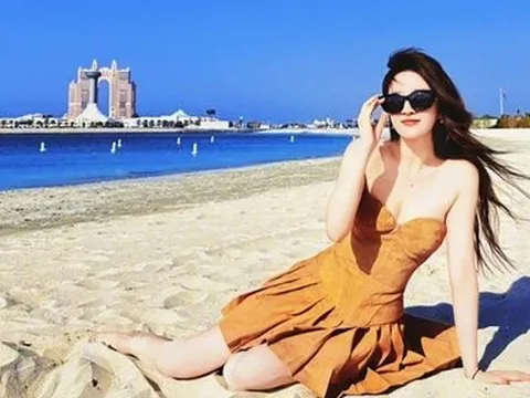 Lưu Diệc Phi thả dáng, khoe visual cùng thần thái sang chảnh ở tuổi U40