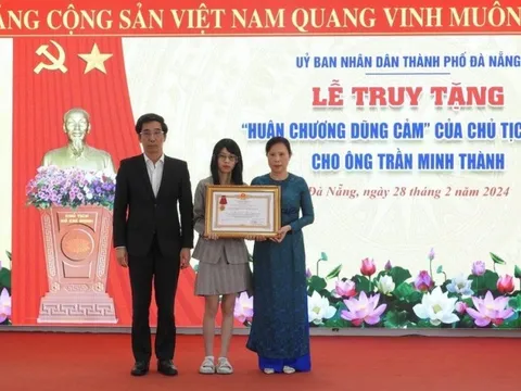 Bảo vệ ngân hàng bị cướp đâm tử vong được tặng Huân chương dũng cảm