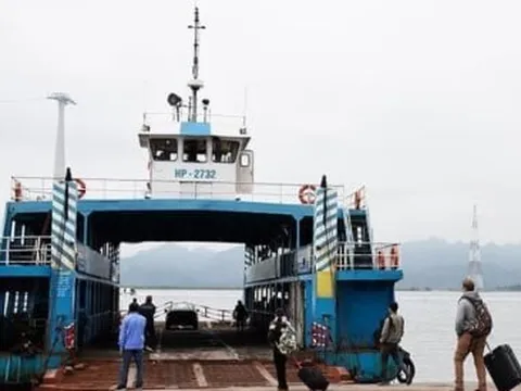 Những chuyến phà cuối cùng đưa du khách rời bến Gót sang đảo Cát Bà