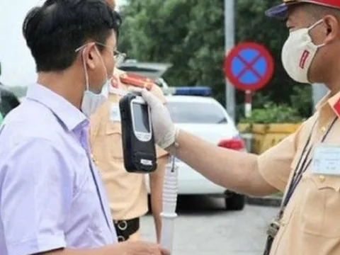 Vi phạm nồng độ cồn bị tước bằng xe máy, có được tiếp tục lái ôtô?
