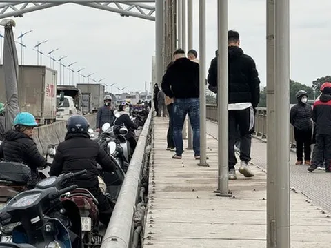 Hàng trăm người theo dõi cuộc tìm kiếm 4 mẹ con nghi nhảy cầu: "Thật may mắn khi không xảy ra sự việc thương tâm..."