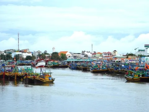 Bình Thuận: Cứu vớt an toàn các thuyền viên tàu cá bị chìm trên biển