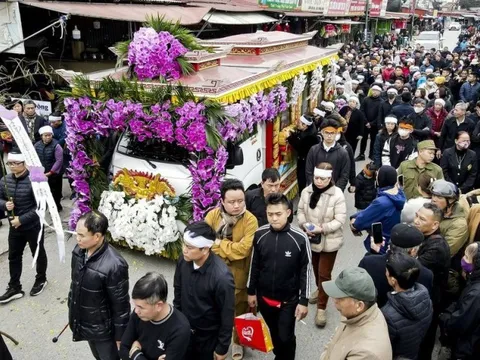 Dòng người tiễn biệt "báu vật nhân văn" thực hành tín ngưỡng thờ Mẫu