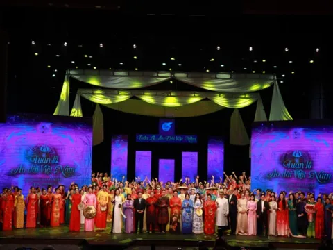 Tuần lễ Áo dài Việt Nam: 57 NTK đến từ 3 miền làm bùng nổ sân khấu