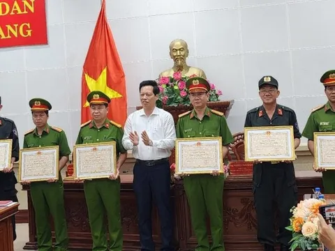 Khen thưởng lực lượng giải cứu các cháu bé tại trường mầm non