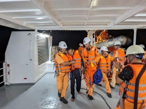 Cấp cứu kịp thời ngư dân ngất xỉu khi đang hành nghề cá trên biển