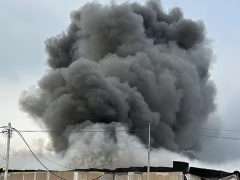 Cháy lớn ở xưởng sản xuất nệm ở Hóc Môn