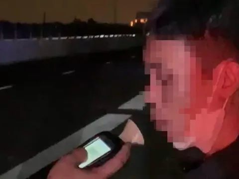 Xử lý thanh niên có nồng độ cồn "kịch khung" chạy xe máy vào cao tốc