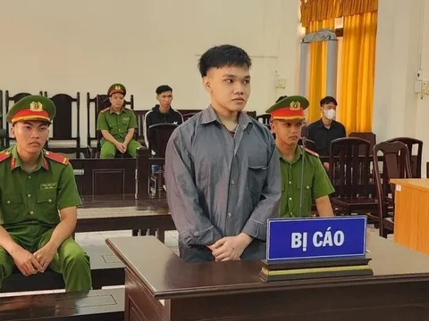 Kiên Giang: Lãnh 12 tháng tù vì xin súng về chụp ảnh khoe trên mạng