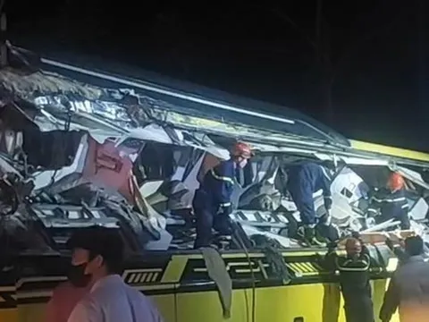 Va chạm giữa xe container và xe khách, ít nhất 5 người tử vong