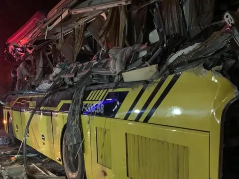 Nguyên nhân ban đầu vụ tai nạn thảm khốc giữa xe khách và container làm 5 người tử vong trên QL2