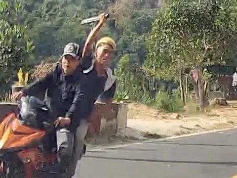 Bình Thuận: Thanh niên ngang ngược vung kiếm chém xe ô tô trên đường