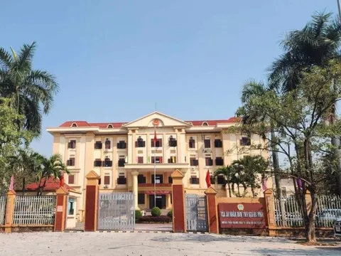 Cho thôi việc nữ cán bộ TAND xin "nghỉ phép qua Mỹ du lịch" không về