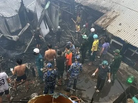 Kiên Giang: Cán bộ, chiến sĩ đồn biên phòng tích cực chữa cháy nhà dân