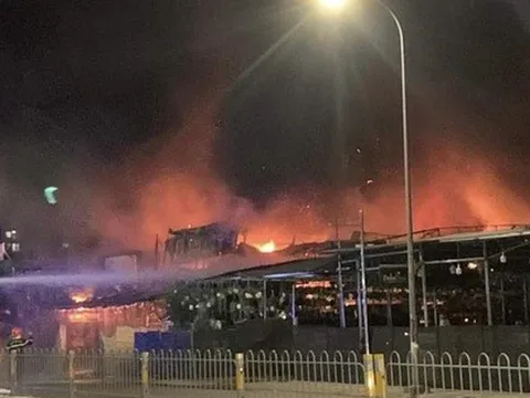 Cháy dữ dội khiến sập cửa hàng ở quận 10