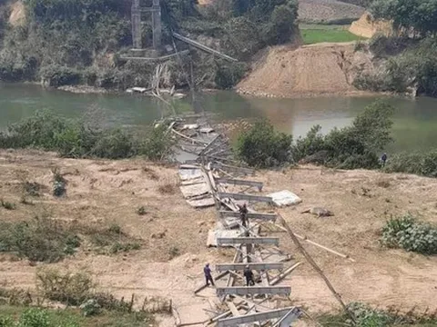 Sập cầu treo dài hàng trăm mét bắc qua sông