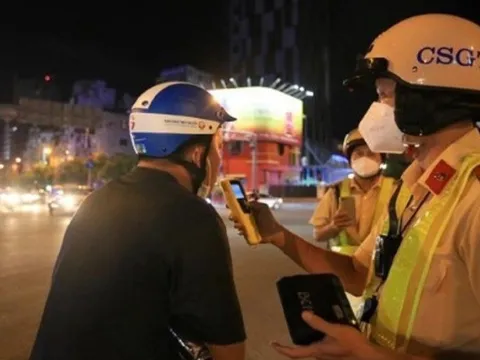 Bị tước giấy phép lái xe vì vi phạm nồng độ cồn: Bỏ bằng lái, thi lại được không?