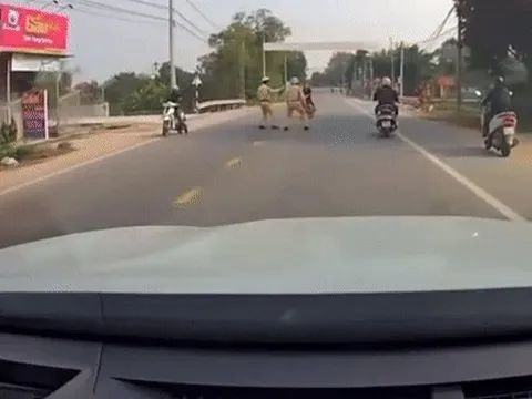 Clip: Bị yêu cầu dừng xe, nam thanh niên tông văng CSGT