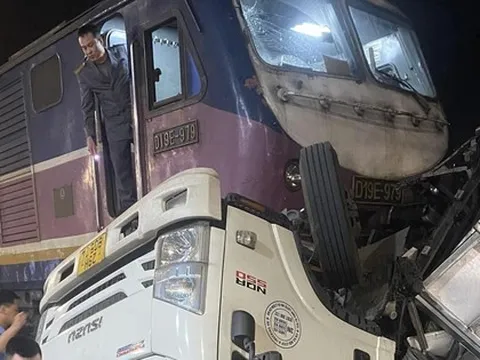 Xe tải bị tàu hỏa 'xé' đôi khi qua đường sắt ở Hải Phòng