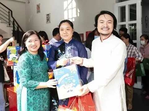 ĐD Hoàng Nhật Nam trao tặng 200 phần quà cho chị em khó khăn dịp 8/3