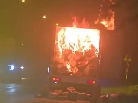 Clip: Xe tải chở hàng bất ngờ bốc cháy trên quốc lộ 26