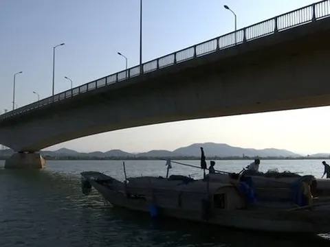 Một nhân viên thủy lợi nhảy cầu tự tử vì thua lỗ chứng khoán