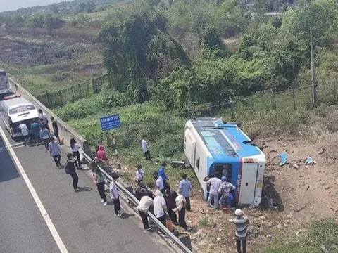 NÓNG: Lật xe trên đường cao tốc TP HCM - Trung Lương, nhiều người nhập viện