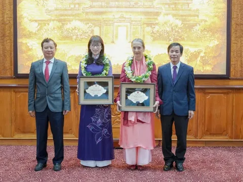 Thừa Thiên Huế vinh danh 2 người nước ngoài tiêu biểu